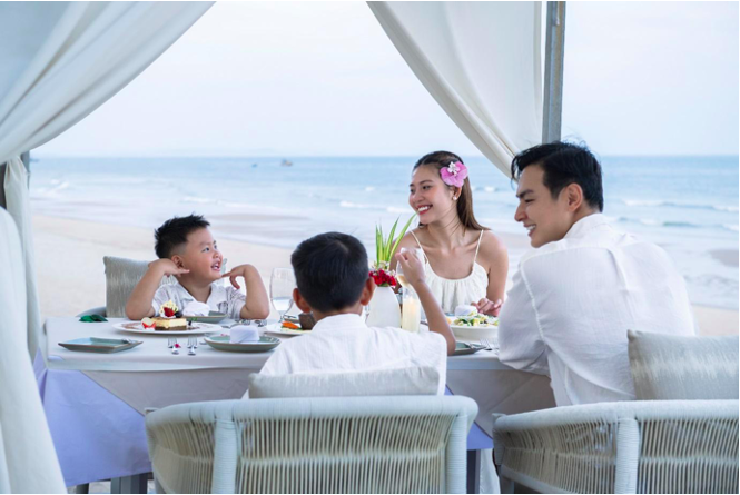 Chúng Huyền Thanh và hành trình 4 mùa cảm xúc cùng gia đình tại chuỗi resort thuộc Radisson Hotel Group